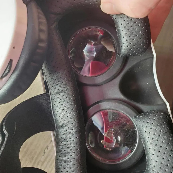 Sharper Image Virtual Reality Smartphone Wireless Bluetooth Viewer w/ Headphones - Picture 5 of 12